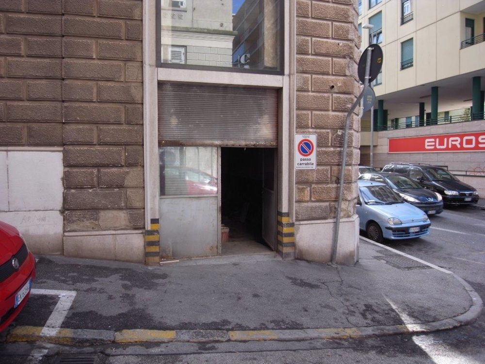 Magazzino al Piano Stradale in Via dei Leo