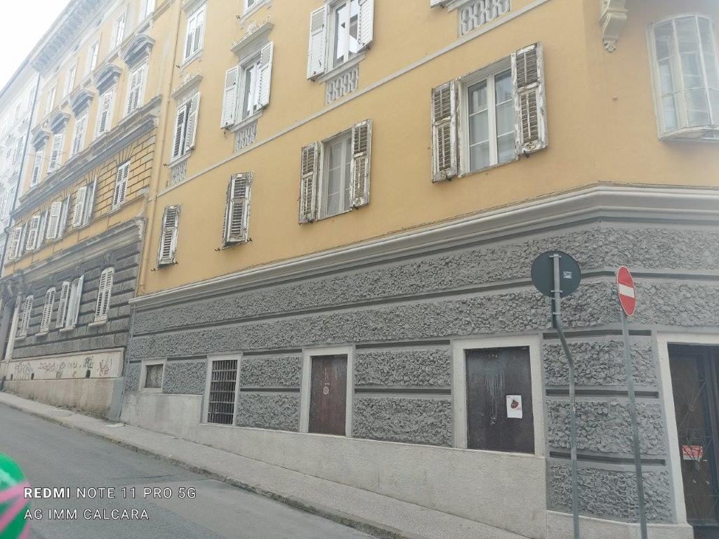 Negozio in Via Crispi Negozio in Via Crispi